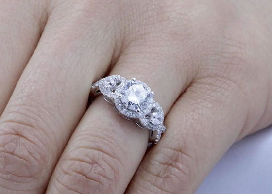 O ODM Diamond Wedding Rings natural do OEM, promessa do estilo do halo soa a dimensão de 6.5mm