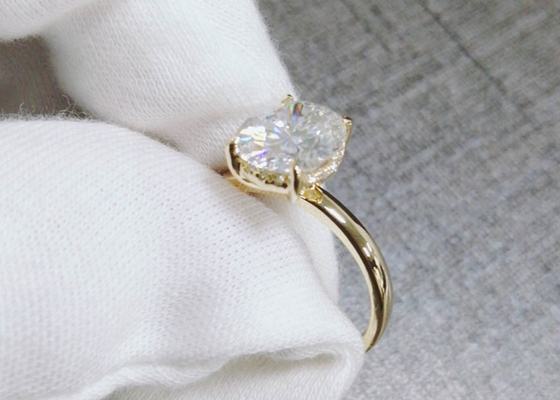 tamanho crescido laboratório cortado oval do material 0.7×0.9cm do ouro do anel 14K de 1.5ct Moissanite