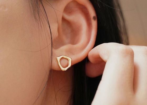 Dimensão irregular dos brincos 8mm do ouro do círculo 9k para o aniversário