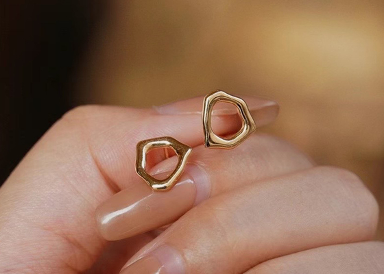 Dimensão irregular dos brincos 8mm do ouro do círculo 9k para o aniversário