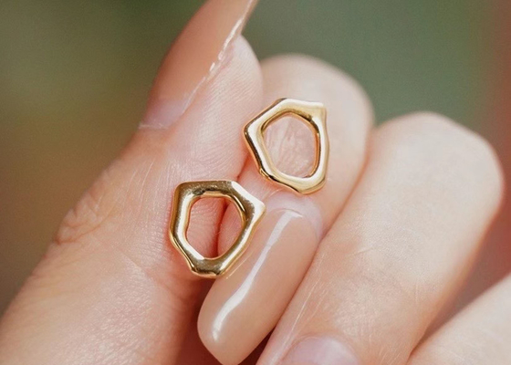 Dimensão irregular dos brincos 8mm do ouro do círculo 9k para o aniversário