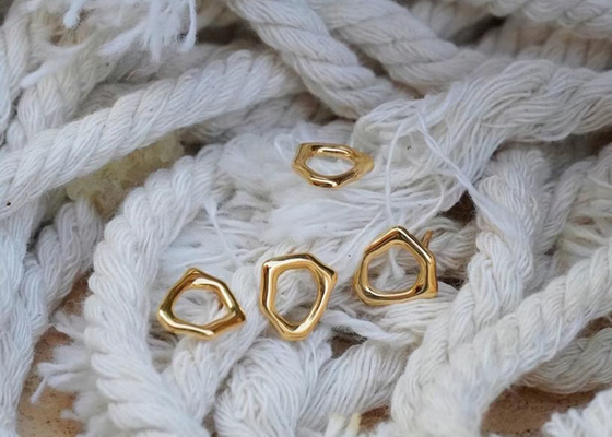 Dimensão irregular dos brincos 8mm do ouro do círculo 9k para o aniversário