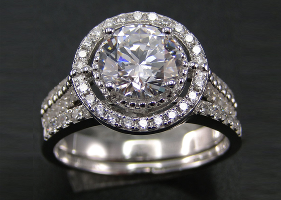 1,25 OEM de Ring Sets do casamento do halo do círculo do Ct para o dente do acoplamento que ajusta o tipo