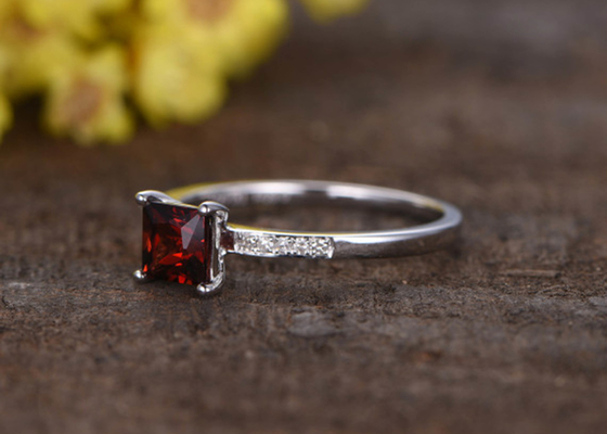 Tipo da princesa Cut Garnet Diamond Engagement Ring Prong Setting