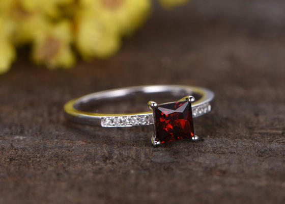 Tipo da princesa Cut Garnet Diamond Engagement Ring Prong Setting