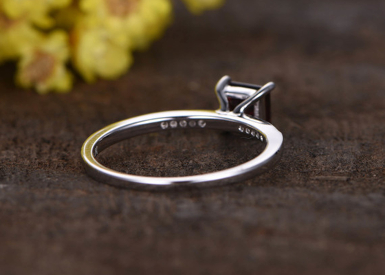 Tipo da princesa Cut Garnet Diamond Engagement Ring Prong Setting