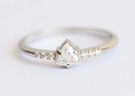 Forma Diamond Jewellery Ring real com o ODM da pedra do triângulo de 4×4mm