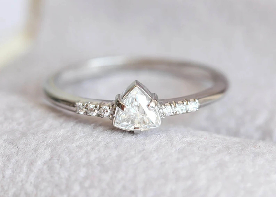 Forma Diamond Jewellery Ring real com o ODM da pedra do triângulo de 4×4mm