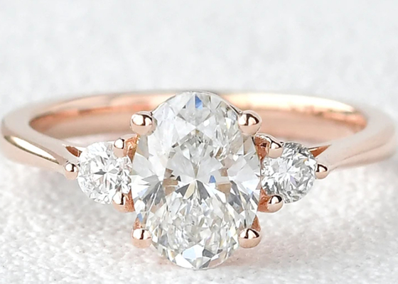 forma crescida laboratório do peso 7×9mm de Moissanite Ring White Oval Cut 2.1ct do ouro 10K