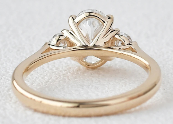 forma crescida laboratório do peso 7×9mm de Moissanite Ring White Oval Cut 2.1ct do ouro 10K