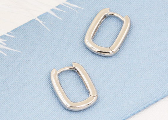 Espessura oval dos brincos 2mm do ouro da aro 9K com diâmetro interno de 6x10mm