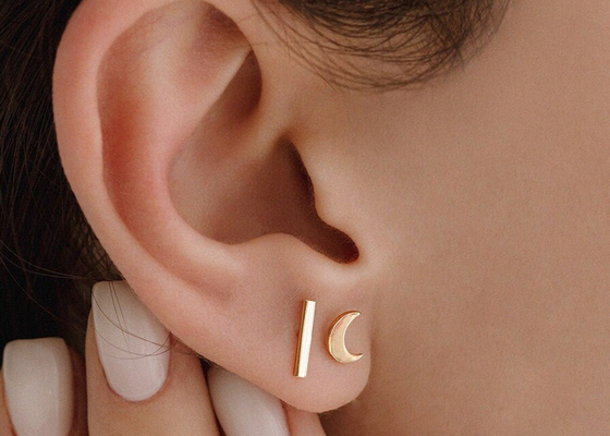 ODM da dimensão dos brincos 6MM do ouro de Crescent Shape 9K para o presente do partido