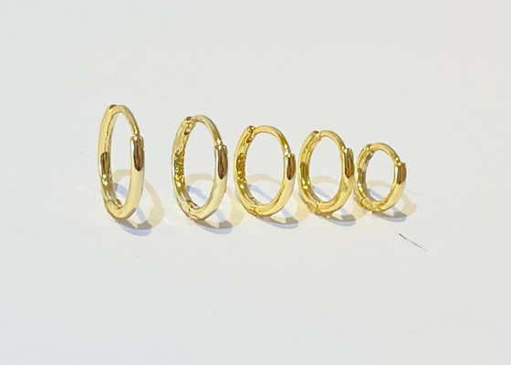 brincos de Huggie do ouro 9k de 6mm 12mm, OEM dos brincos da aro de Huggie da guloseima de 10mm