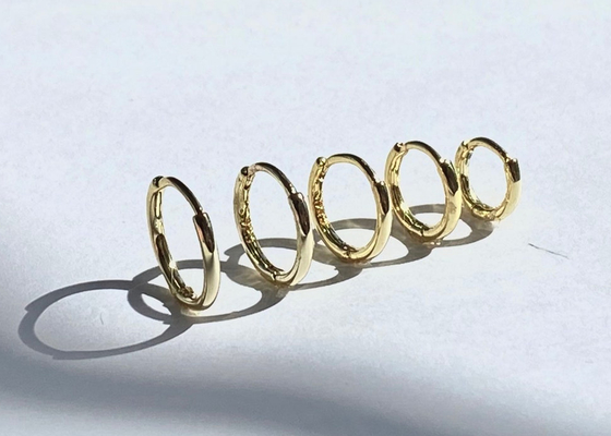 brincos de Huggie do ouro 9k de 6mm 12mm, OEM dos brincos da aro de Huggie da guloseima de 10mm