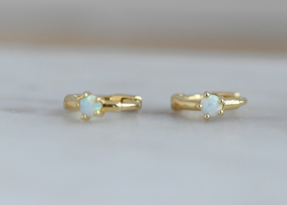Largura de Opal Huggie Earrings 1.5mm do ouro do diâmetro 10mm para o aniversário