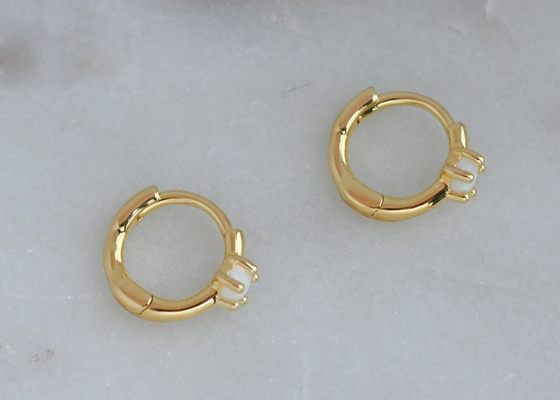 Largura de Opal Huggie Earrings 1.5mm do ouro do diâmetro 10mm para o aniversário