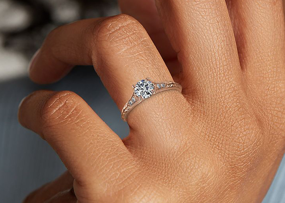 ouro Moissanite crescido laboratório Ring Dia RD6mm 0.8ct de 14K Roose para o casamento