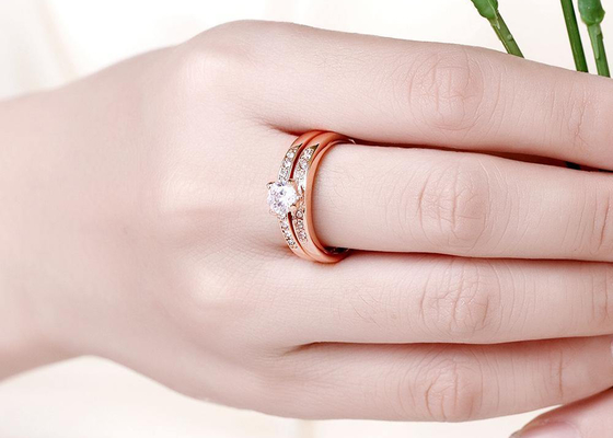 OEM Rose Gold Engagement And Wedding Ring Set com a pedra de 0.44CT 5mm